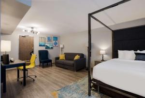 Postel nebo postele na pokoji v ubytování The Hub Middletown Red Bank- Best Western Signature Collection