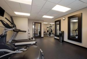 Fitness centrum a/nebo fitness zařízení v ubytování The Hub Middletown Red Bank- Best Western Signature Collection