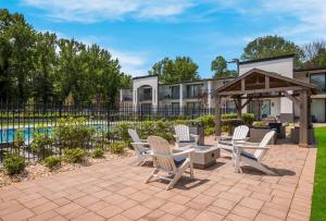 Bazén v ubytování The Hub Middletown Red Bank- Best Western Signature Collection nebo v jeho okolí