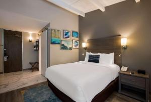 Postel nebo postele na pokoji v ubytování The Hub Middletown Red Bank- Best Western Signature Collection