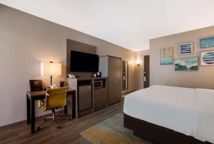 Postel nebo postele na pokoji v ubytování The Hub Middletown Red Bank- Best Western Signature Collection