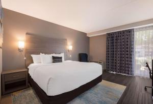 Postel nebo postele na pokoji v ubytování The Hub Middletown Red Bank- Best Western Signature Collection