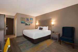 Postel nebo postele na pokoji v ubytování The Hub Middletown Red Bank- Best Western Signature Collection