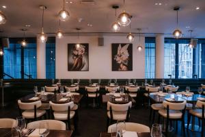 伦敦The Westminster London, Curio Collection by Hilton的用餐室配有桌椅