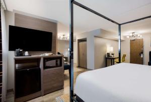 Postel nebo postele na pokoji v ubytování The Hub Middletown Red Bank- Best Western Signature Collection
