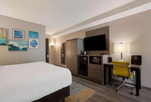 Postel nebo postele na pokoji v ubytování The Hub Middletown Red Bank- Best Western Signature Collection