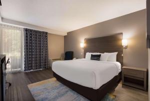 Postel nebo postele na pokoji v ubytování The Hub Middletown Red Bank- Best Western Signature Collection