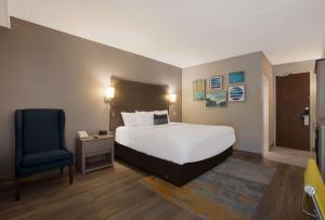 Postel nebo postele na pokoji v ubytování The Hub Middletown Red Bank- Best Western Signature Collection