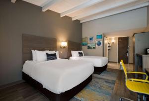 Postel nebo postele na pokoji v ubytování The Hub Middletown Red Bank- Best Western Signature Collection