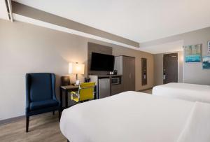 Postel nebo postele na pokoji v ubytování The Hub Middletown Red Bank- Best Western Signature Collection