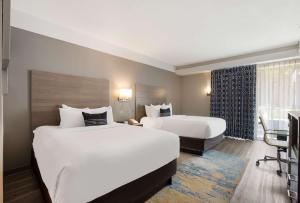 Postel nebo postele na pokoji v ubytování The Hub Middletown Red Bank- Best Western Signature Collection