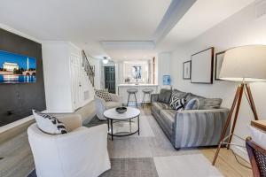 Posezení v ubytování Central Luxe Home - Foggy Bottom DC + 46 fotografií