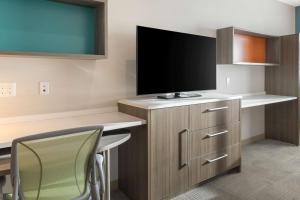 Home2 Suites By Hilton Redlands的电视和/或娱乐中心