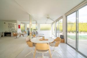 Πισίνα στο ή κοντά στο Luminous William F. Cody designed home