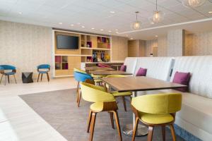 Home2 Suites By Hilton Clovis的休息区