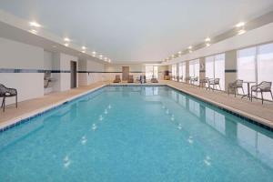 สระว่ายน้ำที่อยู่ใกล้ ๆ หรือใน Home2 Suites By Hilton Clovis