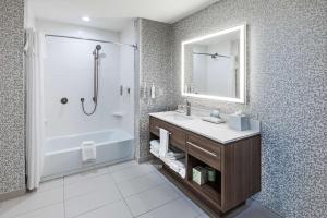 Koupelna v ubytování Home2 Suites By Hilton Weatherford