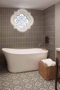 The Scottsdale Resort & Spa, Curio Collection by Hilton的一间浴室