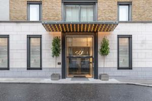 uma fachada de um edifício com uma porta de vidro em The Morrison Dublin, Curio Collection by Hilton em Dublin