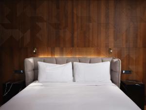 Iceland Parliament Hotel, Curio Collection By Hilton客房内的一张或多张床位