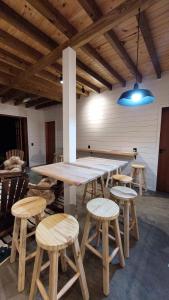 ウルビシにあるSkyline Urubici - Barnの大きな木製テーブルとスツールが備わる客室です。
