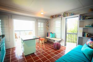 un soggiorno con divano blu e tavolo di Ocean Front Villa 2 a Culebra