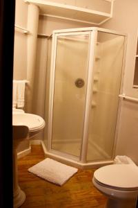 W łazience znajduje się prysznic, toaleta i umywalka. w obiekcie Ocean Front Villa 2 w mieście Culebra