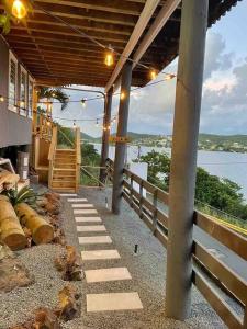 une terrasse couverte d'une maison avec vue sur l'eau dans l'établissement Ocean Front Villa 4 Studio, à Culebra