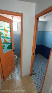 baño con aseo y puerta abierta en 3Js Place 30-mins from Tagaytay, en General Trias