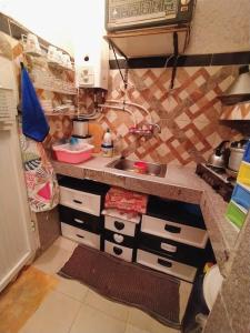 una pequeña cocina con fregadero y encimera en House in Rabat medina best vibe en Rabat
