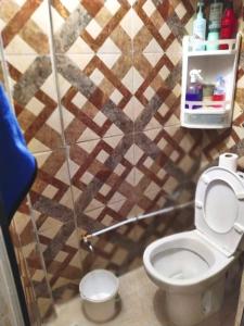 uma casa de banho com um WC branco num quarto em House in Rabat medina best vibe em Rabat
