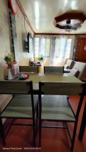 y sala de estar con mesa de comedor y sillas. en 3Js Place 30-mins from Tagaytay, en General Trias