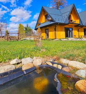 ムジャシフレにあるECO Domek z dużym ogrodem i widokiemの池のある家