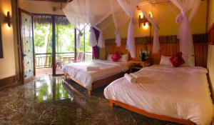 a hotel room with two beds and a balcony at Pù Luông Happy Home in Lũng Tiềm