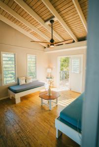 ein Wohnzimmer mit einem Sofa und einem Tisch in der Unterkunft Ocean Front Villa 1 in Culebra