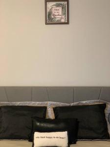 エドモントンにあるMy place of calmの黒い枕と壁に絵が描かれたベッド