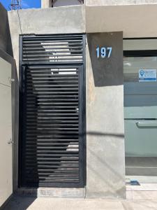 ein Gebäude mit einer Garagentür mit der Nummer in der Unterkunft MyA Apartaments in San Luis