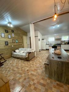 um quarto grande com uma cama e uma cozinha em Pousada bananeiras em Criciúma