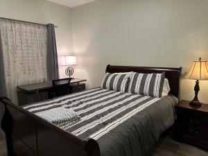 Cette chambre comprend un lit avec une lampe et un bureau. dans l'établissement Cozy private rooms in Eastvale, à Eastvale