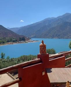 - une vue sur le lac depuis le balcon d'une maison dans l'établissement Ouirgane discovery lodge, à Ouirgane