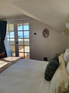 Una cama o camas en una habitación de Mornington Guest House