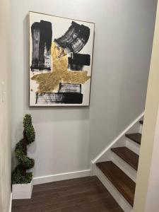 una scala con un quadro sul muro e una scala di Yanne's Place - Dual-Lounge a Philadelphia