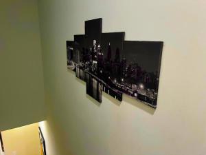 Un muro con tre foto di una città sopra di Yanne's Place - Dual-Lounge a Philadelphia