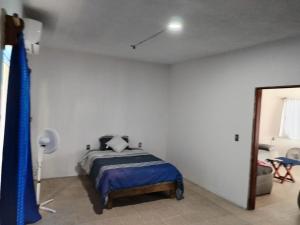 1 dormitorio con cama y espejo. en Casa LUNA ven y disfruta, en Veracruz