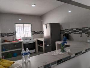 una cocina con encimera con botellas de agua en Casa LUNA ven y disfruta, en Veracruz