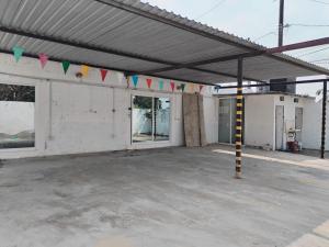 un garaje vacío con un estacionamiento con banderas. en Casa LUNA ven y disfruta, en Veracruz