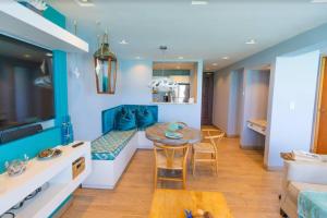 een woonkamer met een tafel en een bank bij Enchanted Honeymoon Isla Verde Beachfront in San Juan