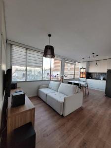 uma sala de estar com um sofá branco e uma mesa em Moderno y Minimalista en Ciudad Vieja Montevideo em Montevidéu