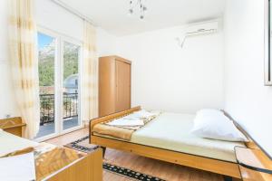 Postel nebo postele na pokoji v ubytování Apartments by the sea Podaca, Makarska - 2783
