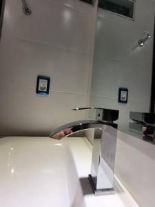 baño con lavabo con grifo en Moderno y Minimalista en Ciudad Vieja Montevideo, en Montevideo